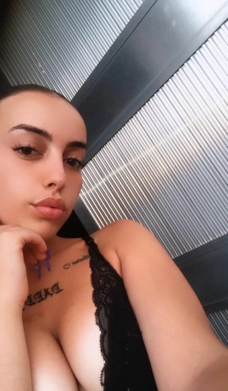 Naakte gelekte OnlyFans-foto van Claudia Vale
