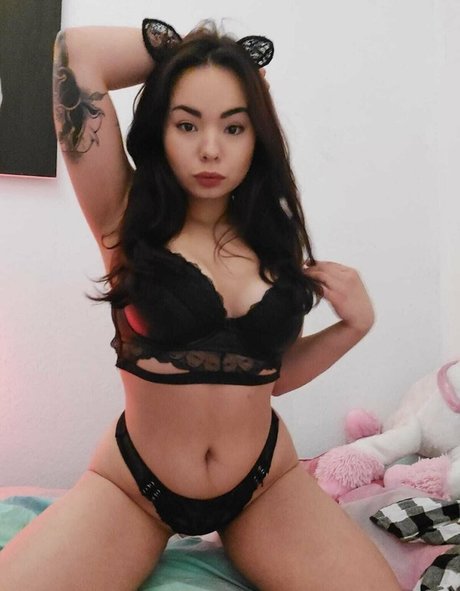 Naakte gelekte OnlyFans-foto van Halfie Hana Noami