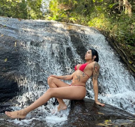 Naakte gelekte OnlyFans-foto van Emanuelle Amaral