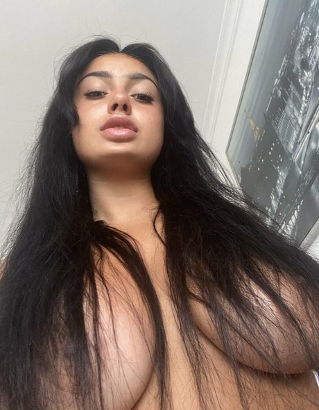Naakte gelekte OnlyFans-foto van Mia Rae
