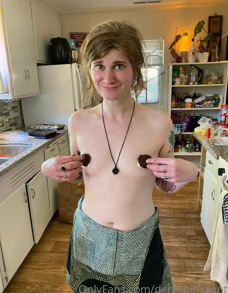 Naakte gelekte OnlyFans-foto van Decrepitplant