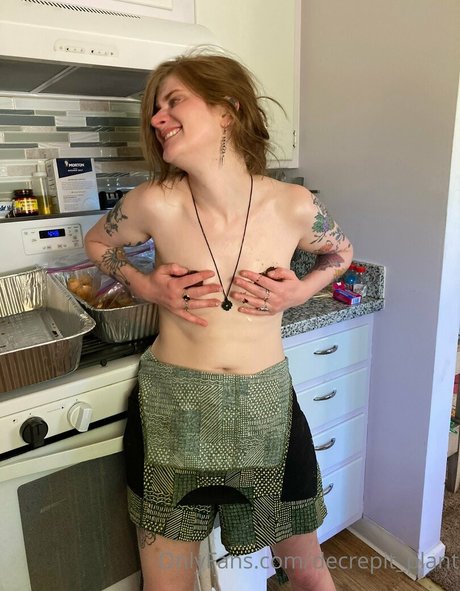 Naakte gelekte OnlyFans-foto van Decrepitplant