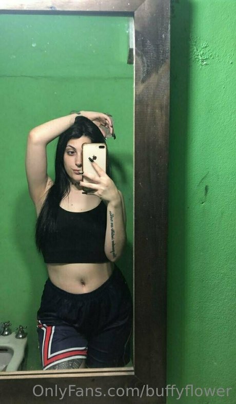 Naakte gelekte OnlyFans-foto van Buffyflower