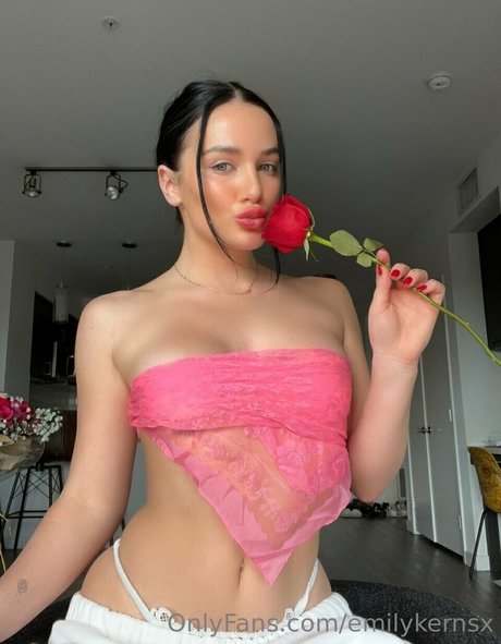 Naakte gelekte OnlyFans-foto van Emiemilykernsx