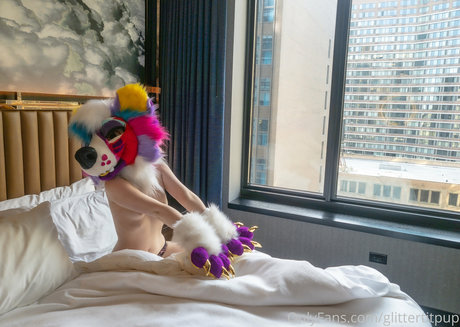 Naakte gelekte OnlyFans-foto van Glittertitpup