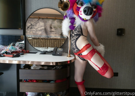 Naakte gelekte OnlyFans-foto van Glittertitpup