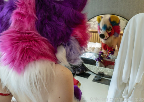 Naakte gelekte OnlyFans-foto van Glittertitpup