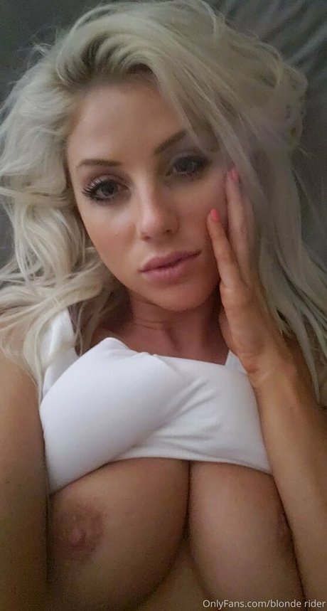 Naakte gelekte OnlyFans-foto van Blonderider