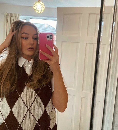 Naakte gelekte OnlyFans-foto van Helayna Birkett