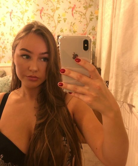 Naakte gelekte OnlyFans-foto van Helayna Birkett