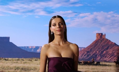 Naakte gelekte OnlyFans-foto van Angela Sarafyan