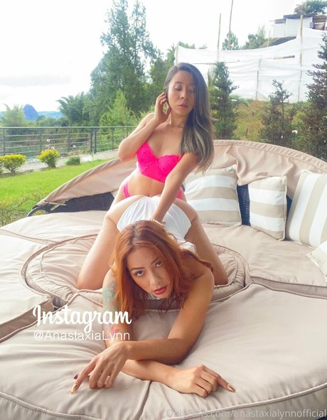 Naakte gelekte OnlyFans-foto van Anastaxialynnofficial