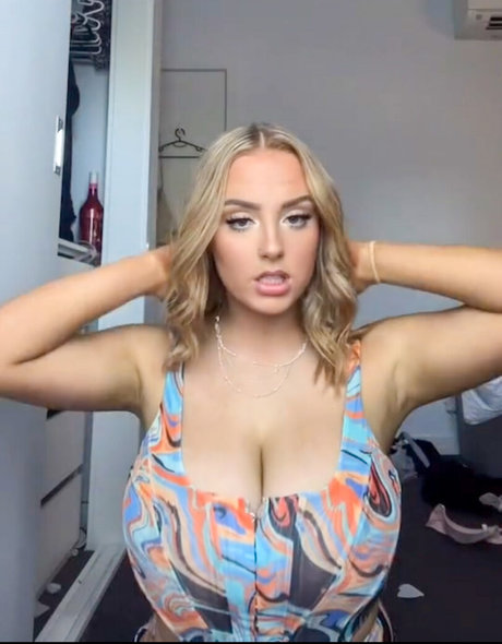 Naakte gelekte OnlyFans-foto van Charlotte Page