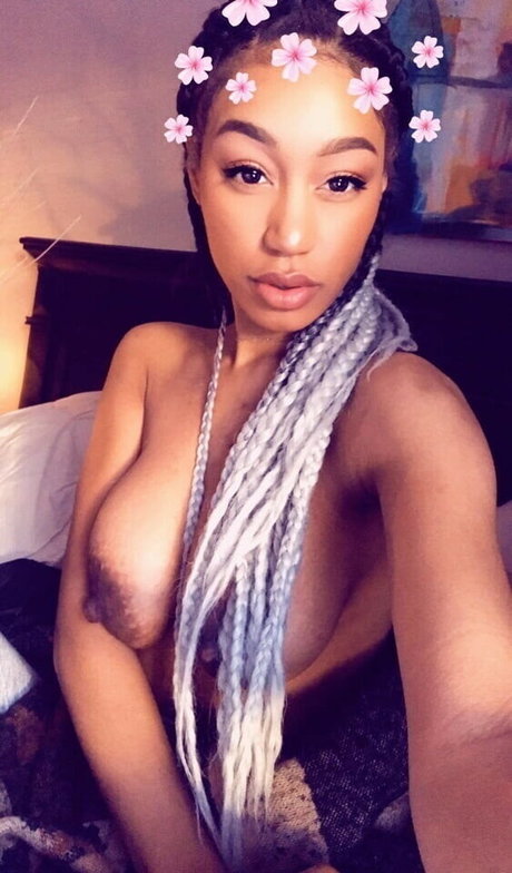 Naakte gelekte OnlyFans-foto van Nia Simone