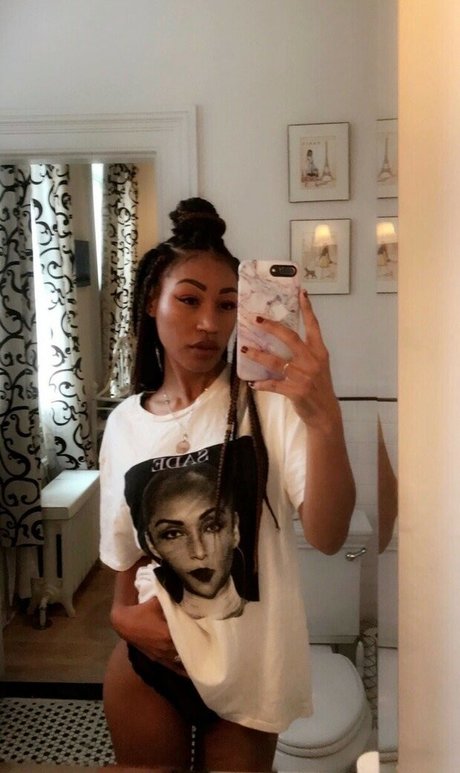 Naakte gelekte OnlyFans-foto van Nia Simone