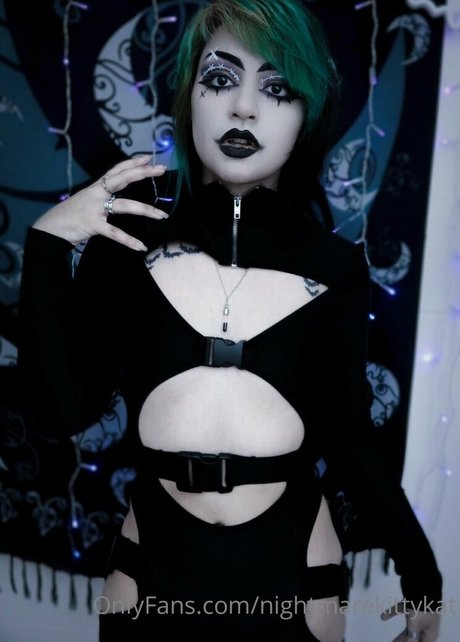 Naakte gelekte OnlyFans-foto van Nightmarekittykat