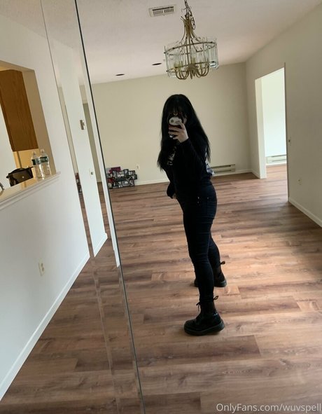 Naakte gelekte OnlyFans-foto van Wuvspell