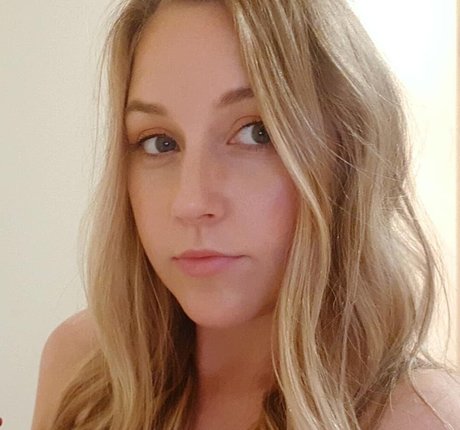 Naakte gelekte OnlyFans-foto van Elizabeth Height