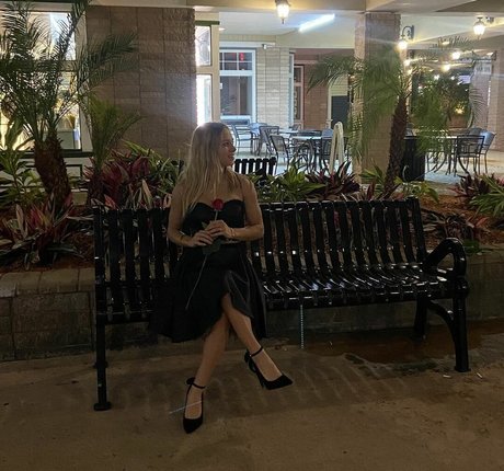 Naakte gelekte OnlyFans-foto van Isabella Ducharme