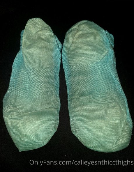 Calieyesnthiccthighs