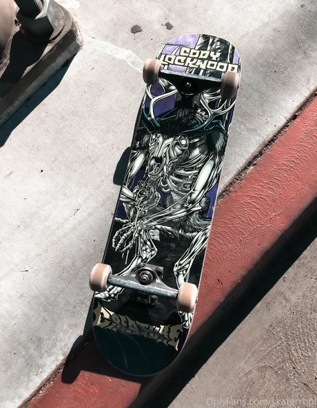 Naakte gelekte OnlyFans-foto van Skaterrboi