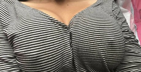 Naakte gelekte OnlyFans-foto van Mia3