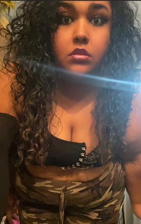 Naakte gelekte OnlyFans-foto van Goddesskonata