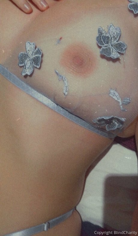 Naakte gelekte OnlyFans-foto van Blindcharity