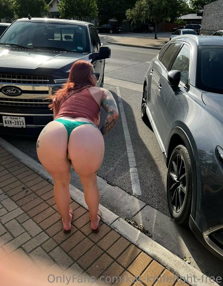 Naakte gelekte OnlyFans-foto van Katknifefightfree