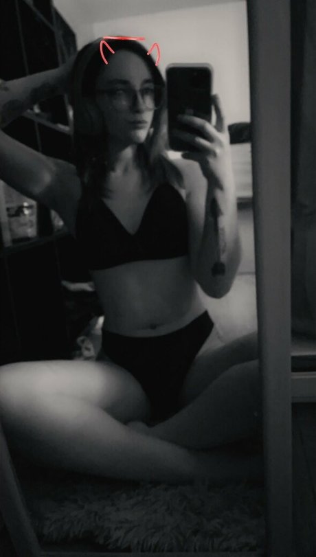 Naakte gelekte OnlyFans-foto van Miniloupxxx