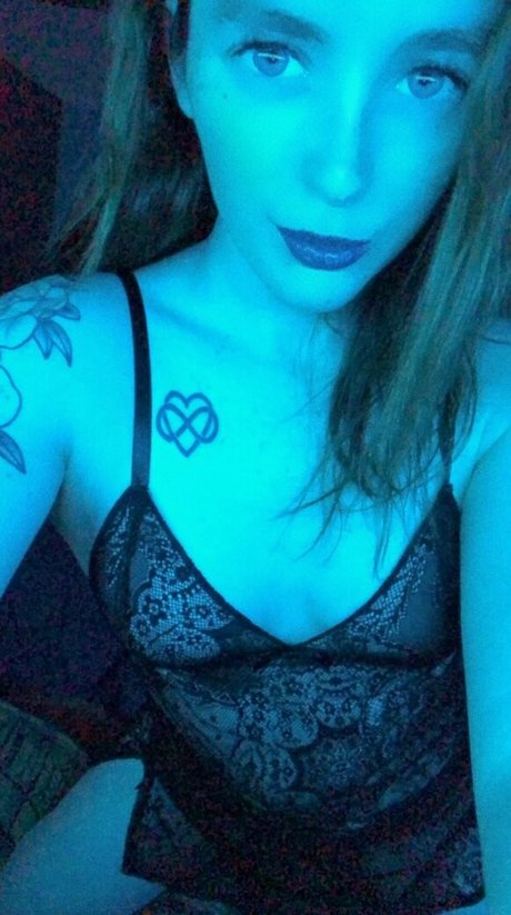 Naakte gelekte OnlyFans-foto van Miniloupxxx