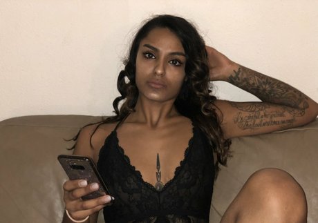 Naakte gelekte OnlyFans-foto van Bad Girl Kaira