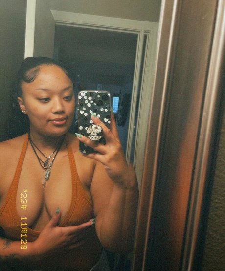 Naakte gelekte OnlyFans-foto van Blasianhoney