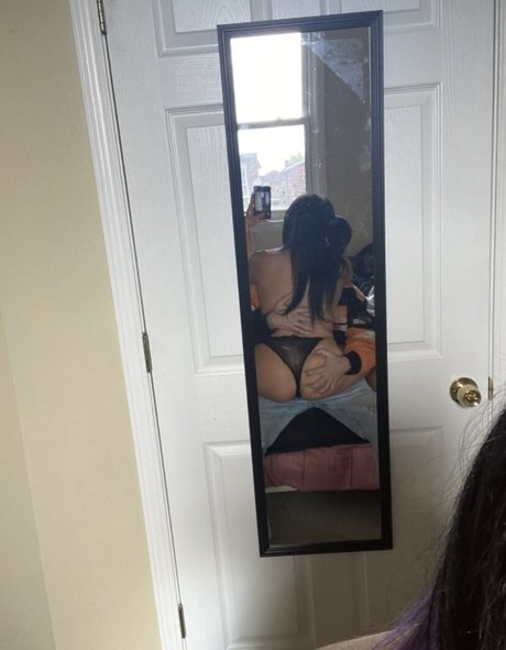 Naakte gelekte OnlyFans-foto van Charli Evans