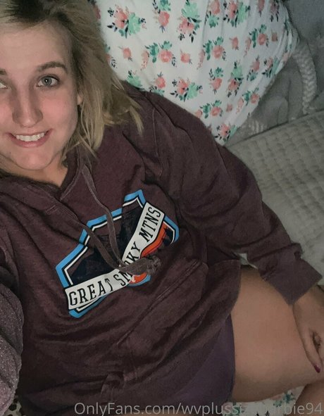 Naakte gelekte OnlyFans-foto van Wvplussizebarbie94