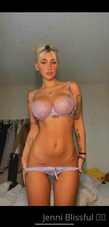 Naakte gelekte OnlyFans-foto van Jenniblissful