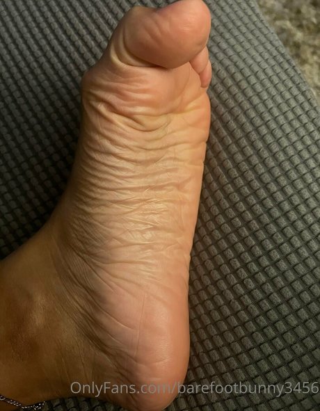 Naakte gelekte OnlyFans-foto van Barefootbunny3456