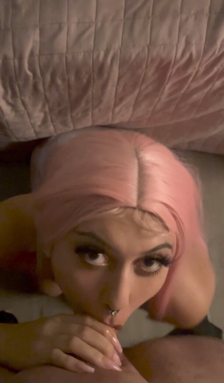 Naakte gelekte OnlyFans-foto van Saikodiary