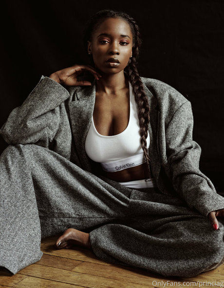 Naakte gelekte OnlyFans-foto van Butterflyyg