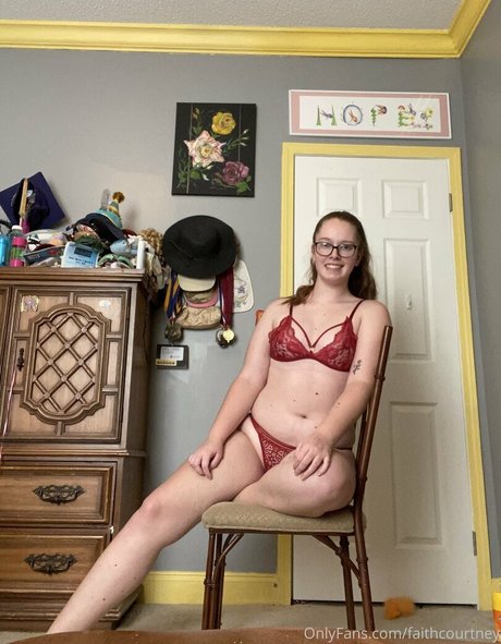 Naakte gelekte OnlyFans-foto van Faithyangel