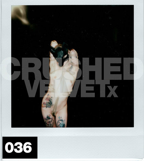 Naakte gelekte OnlyFans-foto van Crushedvelvetx