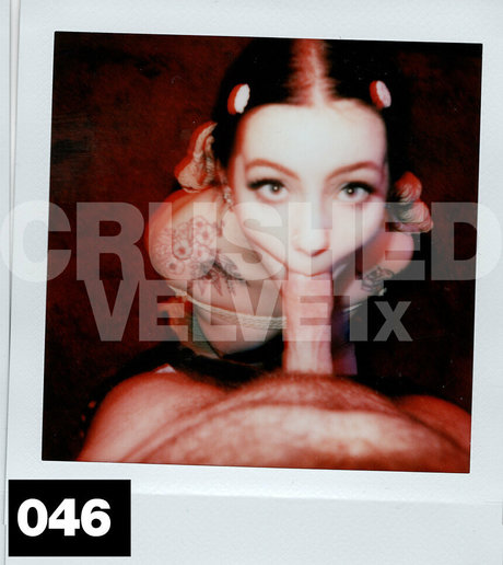 Naakte gelekte OnlyFans-foto van Crushedvelvetx