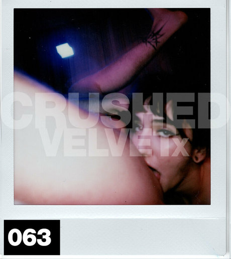 Naakte gelekte OnlyFans-foto van Crushedvelvetx