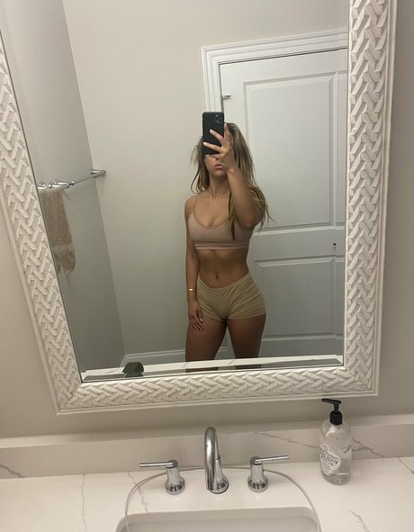 Naakte gelekte OnlyFans-foto van Teannatrump