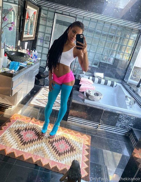 Naakte gelekte OnlyFans-foto van Thekiranoir