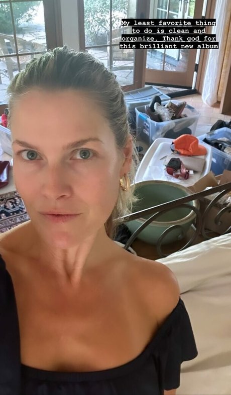 Naakte gelekte OnlyFans-foto van Ali Larter