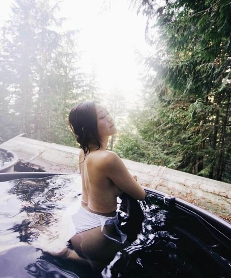 Naakte gelekte OnlyFans-foto van Karen Fukuhara