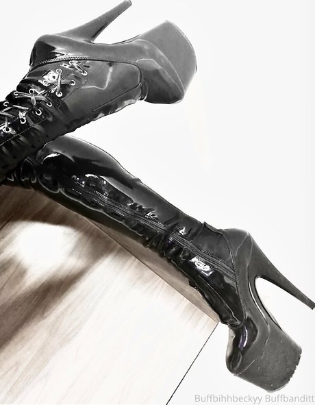 Naakte gelekte OnlyFans-foto van Buffbecky