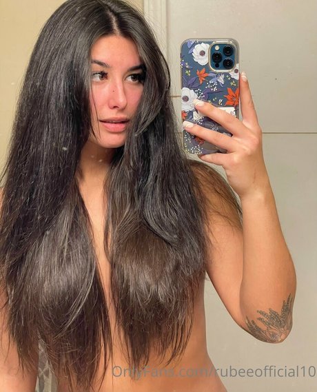 Naakte gelekte OnlyFans-foto van Rubeeofficial