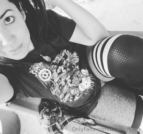 Naakte gelekte OnlyFans-foto van Asianravenx
